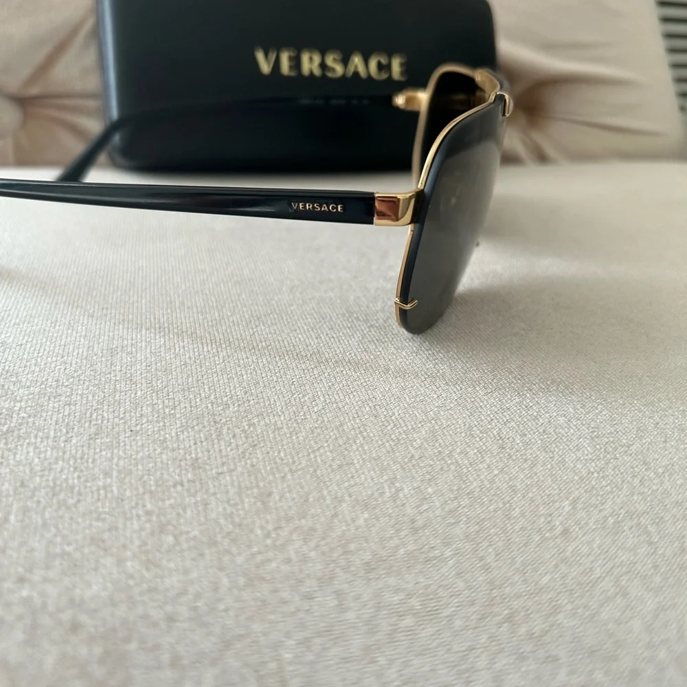 Versace sunglasses - Picture 3 of 8